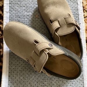 Men's size 11 tan suede Birkenstock sandals in box - open back closed toes